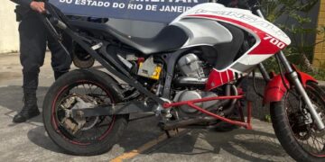 Dois homens são presos com mais de 1 kg de drogas após fuga em Rio das Ostras