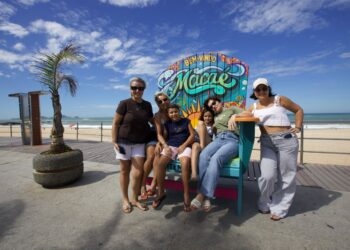 Cadeirão gigante vira nova atração turística na Praia dos Cavaleiros