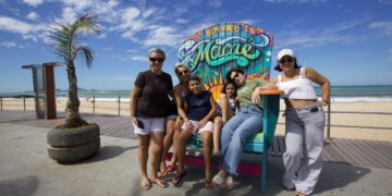 Cadeirão gigante vira nova atração turística na Praia dos Cavaleiros