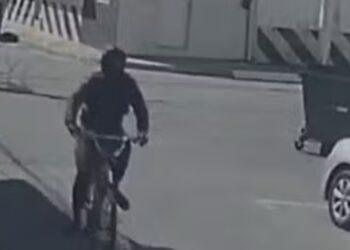 Criminoso invade brechó, ameaça idosa de morte e foge de bicicleta em Arraial do Cabo