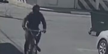 Criminoso invade brechó, ameaça idosa de morte e foge de bicicleta em Arraial do Cabo