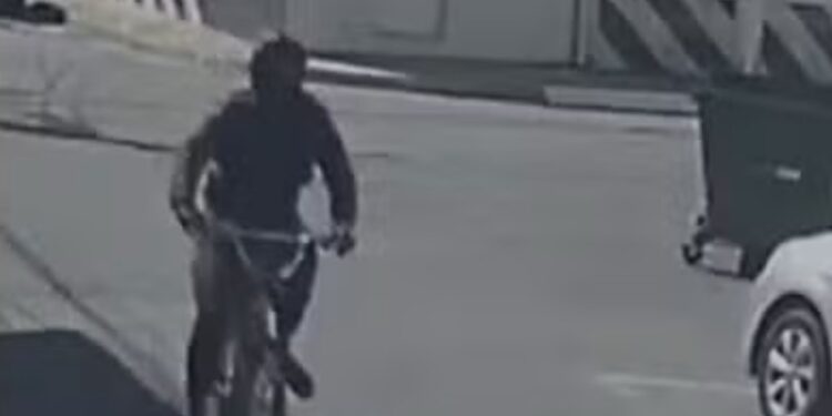 Criminoso invade brechó, ameaça idosa de morte e foge de bicicleta em Arraial do Cabo