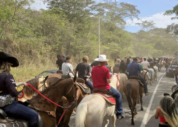 Cavalgada reúne moradores e visitantes na Festa Alternativa de Córrego do Ouro