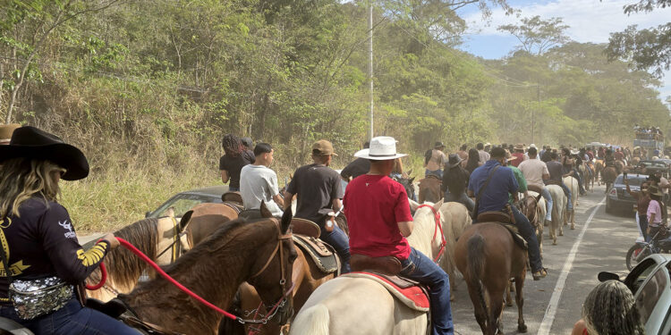 Cavalgada reúne moradores e visitantes na Festa Alternativa de Córrego do Ouro