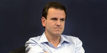 Eduardo Paes falta ao primeiro debate e vira principal alvo dos adversários