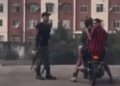Homens armados com fuzis são flagrados circulando de moto na Cidade Alta