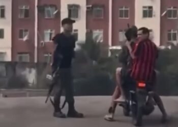 Homens armados com fuzis são flagrados circulando de moto na Cidade Alta