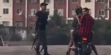 Homens armados com fuzis são flagrados circulando de moto na Cidade Alta