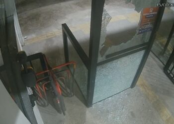 Vandalismo deixa vidros quebrados no Terminal Cehab, em Macaé