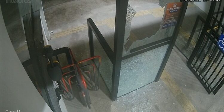 Vandalismo deixa vidros quebrados no Terminal Cehab, em Macaé
