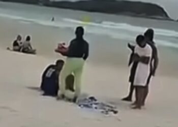 Ambulante é flagrada com faca durante confusão na Praia do Forte