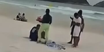 Ambulante é flagrada com faca durante confusão na Praia do Forte