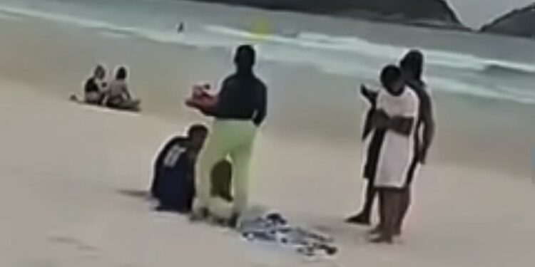 Ambulante é flagrada com faca durante confusão na Praia do Forte