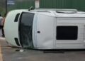 Van da Saúde de São Pedro da Aldeia tomba após colisão com ônibus em Niterói