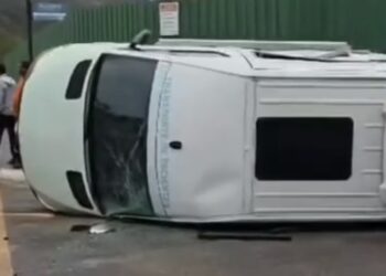 Van da Saúde de São Pedro da Aldeia tomba após colisão com ônibus em Niterói