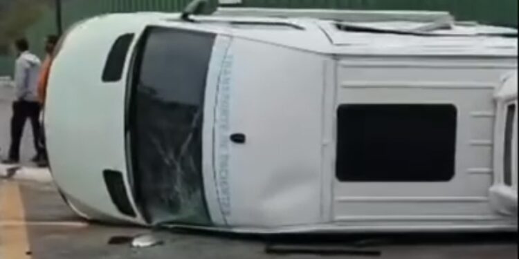 Van da Saúde de São Pedro da Aldeia tomba após colisão com ônibus em Niterói