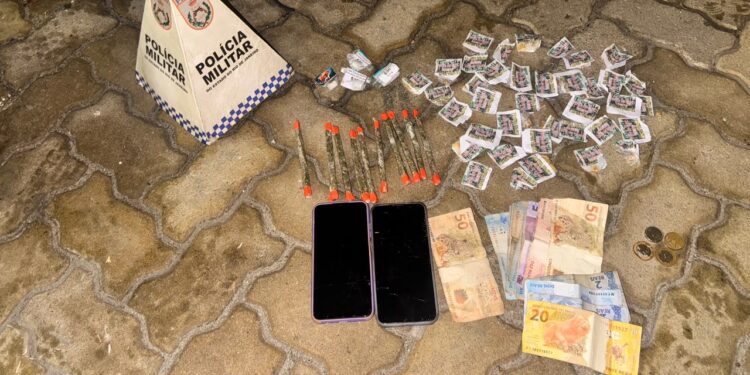 Mulher é presa com cocaína, maconha e crack em Rio das Ostras