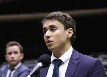 Mensagens mostram Nikolas pedindo ajuda a Vorcaro; banqueiro disse ter bancado voos