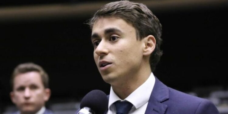 Mensagens mostram Nikolas pedindo ajuda a Vorcaro; banqueiro disse ter bancado voos