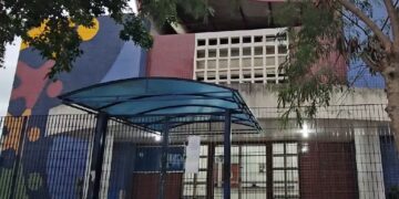 Alunos estão sem aulas há mais de 20 dias após problemas no telhado de escola em Cabo Frio