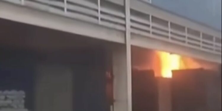 Incêndio de grandes proporções atinge shopping popular em Campos