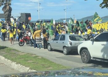 Flávio Bolsonaro percorre interior do Rio em agenda de campanha neste sábado