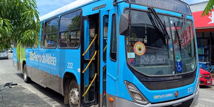 Mulheres podem pedir para descer fora do ponto de ônibus após as 22h