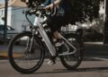 Projeto pode proibir menores de 15 anos de pilotar bicicletas elétricas no Brasil