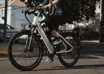 Projeto pode proibir menores de 15 anos de pilotar bicicletas elétricas no Brasil