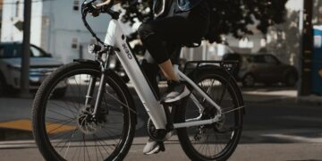 Projeto pode proibir menores de 15 anos de pilotar bicicletas elétricas no Brasil