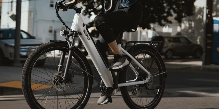 Projeto pode proibir menores de 15 anos de pilotar bicicletas elétricas no Brasil