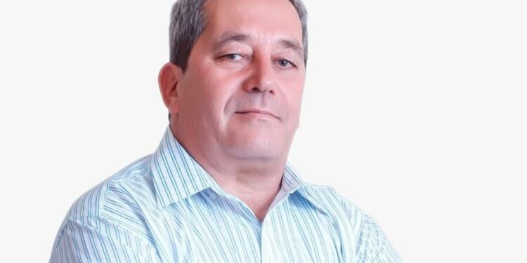 Justiça cassa diplomas de prefeito e vice e determina novas eleições