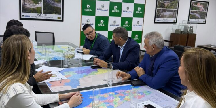 DER fará vistoria em trechos críticos da RJ-106 e RJ-162 após reunião com prefeito