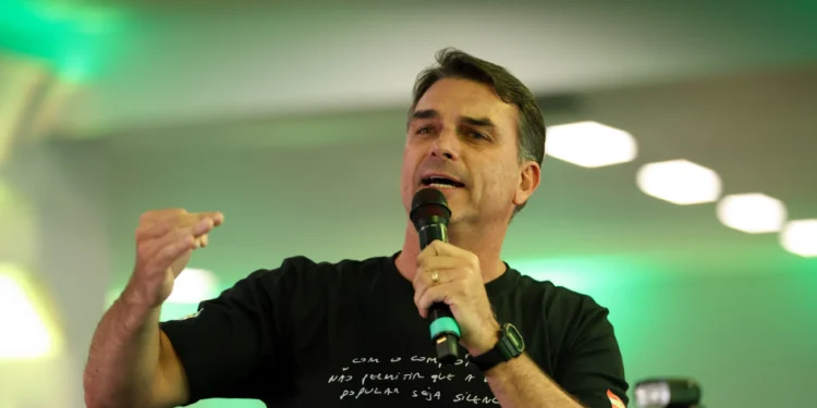 Equipe de Flávio estuda PEC com corte de R$ 300 bilhões nos gastos