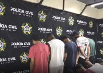 Operação contra o tráfico de drogas prende dez pessoas em Búzios
