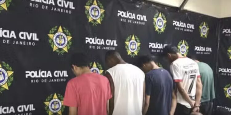 Operação contra o tráfico de drogas prende dez pessoas em Búzios