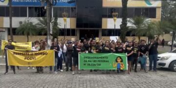 Profissionais da Educação fazem paralisação em Casimiro de Abreu