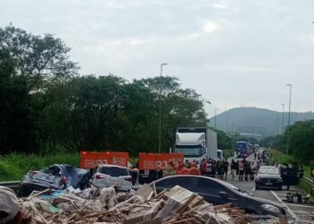Acidente com quatro carros e carreta deixa cinco mortos e nove feridos na BR-393