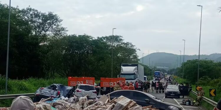 Acidente com quatro carros e carreta deixa cinco mortos e nove feridos na BR-393