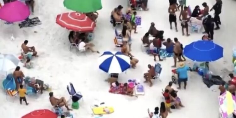 Drone flagra sete jovens usando drogas na Praia do Forte