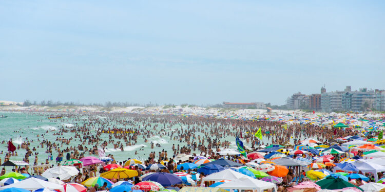 Turistas denunciam cobrança de até R$ 500 para usar mesas e cadeiras na Praia do Forte, em Cabo Frio