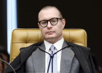 Zanin, do STF, dá cinco dias para TSE explicar anulação dos votos de Garotinho e vitória de Douglas Ruas no RJ