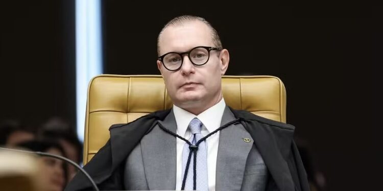 Zanin, do STF, dá cinco dias para TSE explicar anulação dos votos de Garotinho e vitória de Douglas Ruas no RJ
