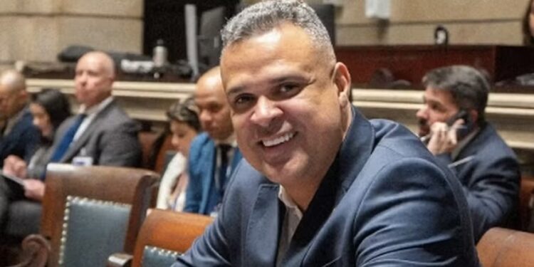 Vereador do Rio é preso pela PF em investigação sobre esquema de internet do Comando Vermelho