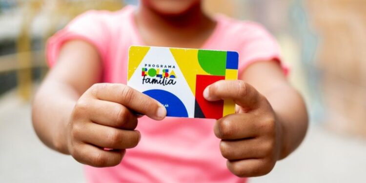 Governo antecipa Bolsa Família com reajuste de 15%
