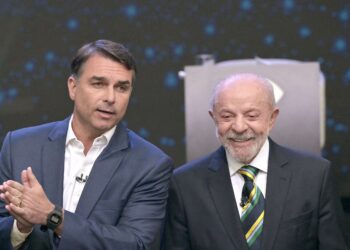 Lula e Flávio Bolsonaro se enfrentam hoje no último debate antes do segundo turno