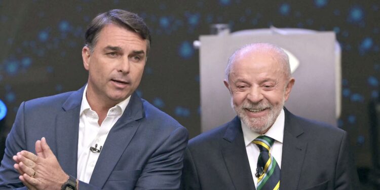 Lula e Flávio Bolsonaro se enfrentam hoje no último debate antes do segundo turno