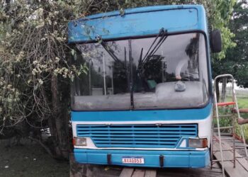 Ônibus escolar fica preso em ponte de madeira e estudantes precisam sair pela janela