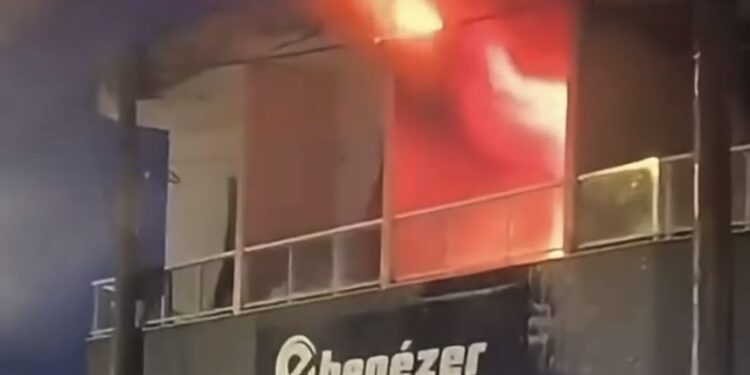 Incêndio atinge apartamento e três pessoas escapam sem ferimentos