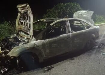 Ciclista morre atropelado, motorista é agredido e carro incendiado na Região dos Lagos
